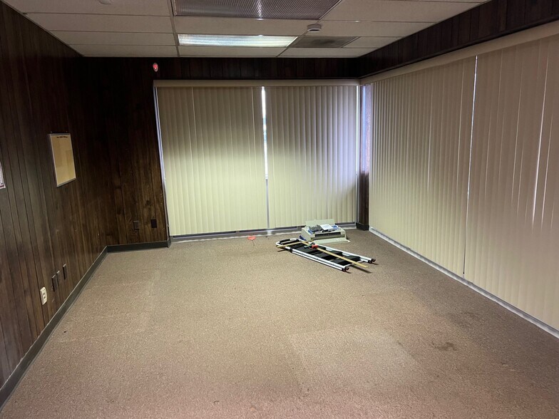 More Photos Of 1240 Stanford Dr, Kankakee Industrial For Sale