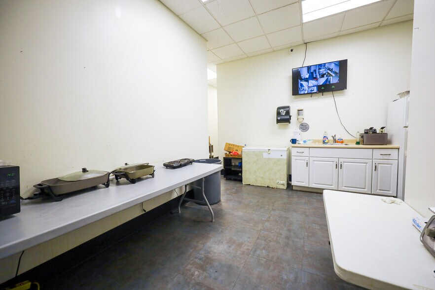 More Photos Of 2052-2070 Romig Rd, Akron Storefront For Sale