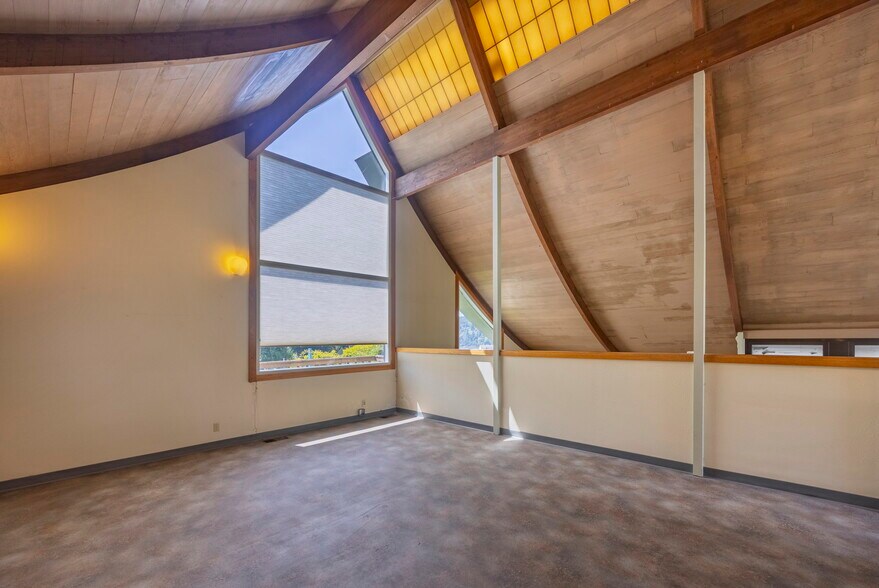 More Photos Of 210 NE Alder St, Toledo Office For Sale