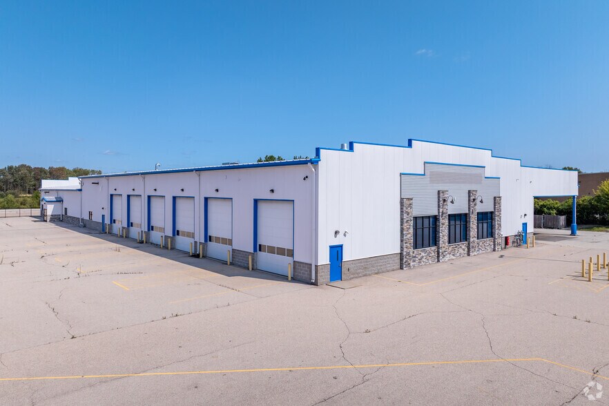 Primary Photo Of 800 E Green Bay Ave, Saukville Auto Dealership For Lease
