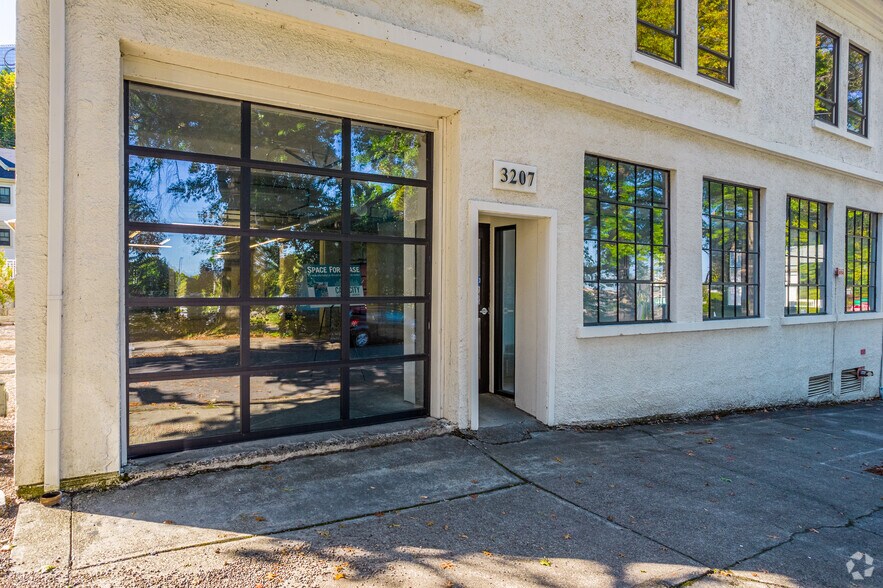 More Photos Of 120 SW Grover St, Portland Showroom For Sale