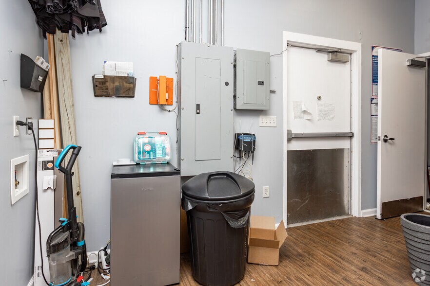 More Photos Of 1701 Rollins Way, Columbus Freestanding For Sale