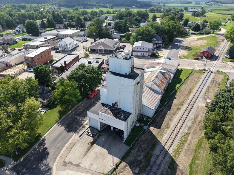 More Photos Of 1009 Mills St, Black Earth Warehouse For Sale