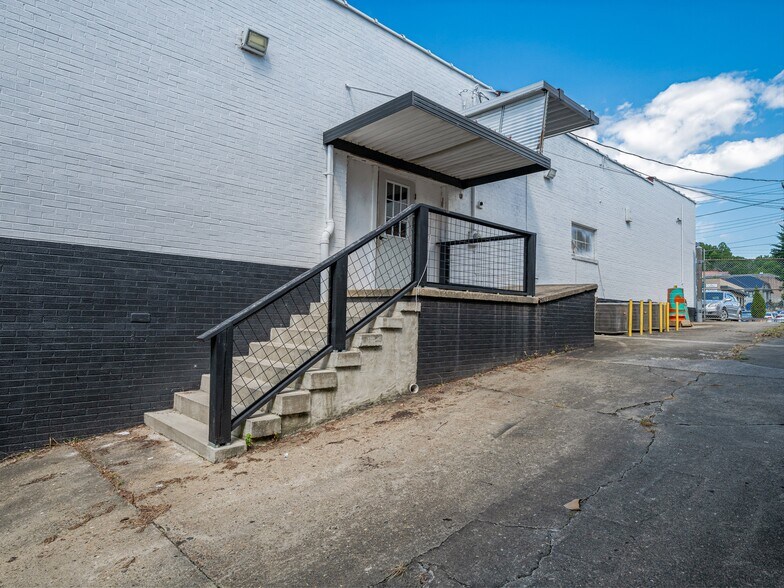 More Photos Of 105 W Henderson St, Marion General Retail For Sale