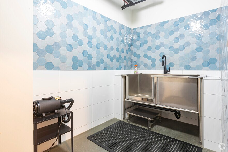 More Photos Of 3360 16th St SW, Calgary Apartments For Lease