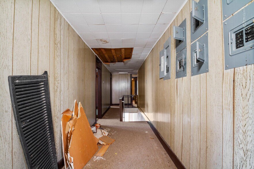 More Photos Of 333 Main St, Gainesville Office For Sale