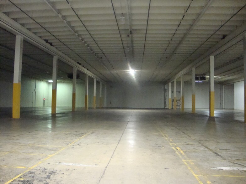 More Photos Of 1310 N McKinley Ave, Champaign Warehouse For Lease