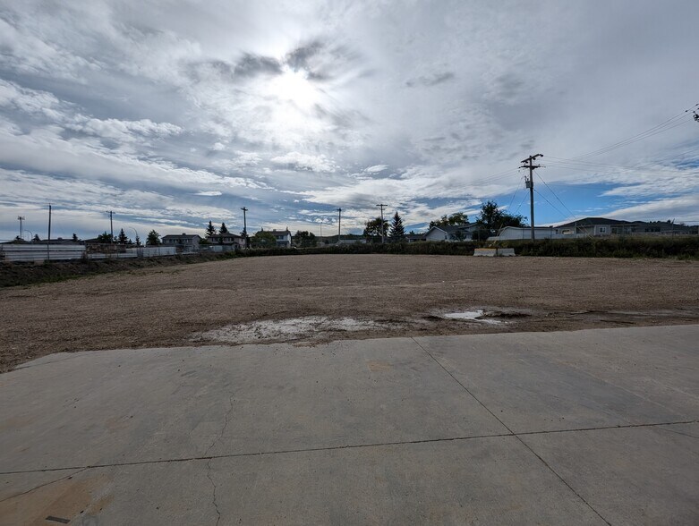 More Photos Of 8101 102 Ave, Peace River Warehouse For Lease