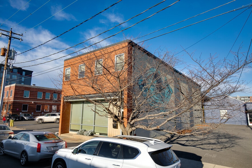 More Photos Of 3310 W Clay St, Richmond Showroom For Lease