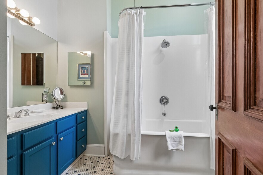 More Photos Of 2727 Saint Charles Ave, New Orleans General Retail For Sale