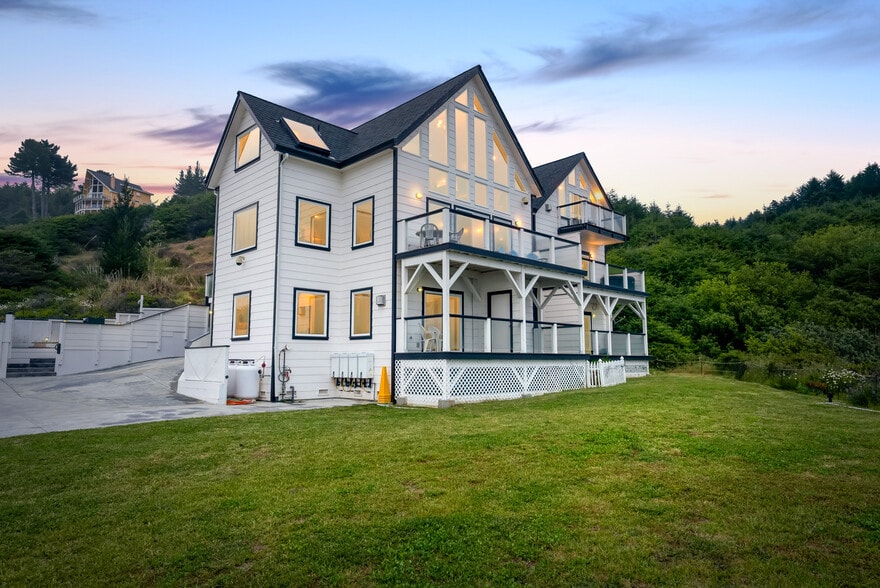 More Photos Of 266 Dolphin Dr, Whitethorn Hotel For Sale