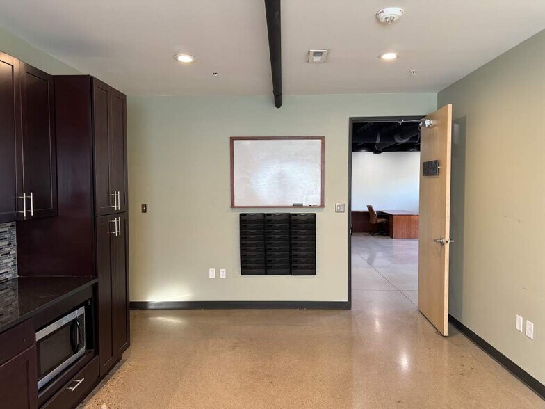 More Photos Of 3000 Airport Dr, Erie Flex For Sale