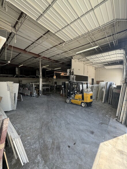 More Photos Of 10031 Monroe Dr, Dallas Flex For Lease