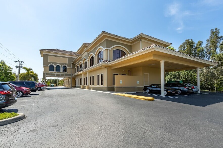 More Photos Of 422 NE 2nd Pl, Cape Coral Office For Lease