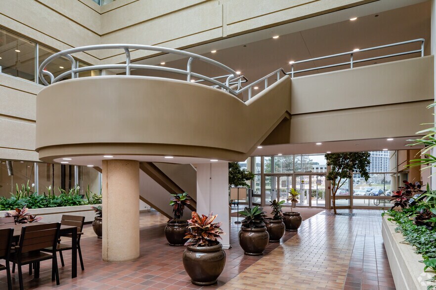 More Photos Of 3030 W Salt Creek Ln, Arlington Heights Medical For Lease