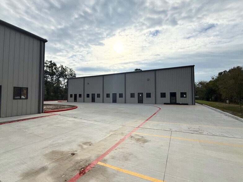 More Photos Of 837 Santa Fe St, Conroe Industrial For Lease