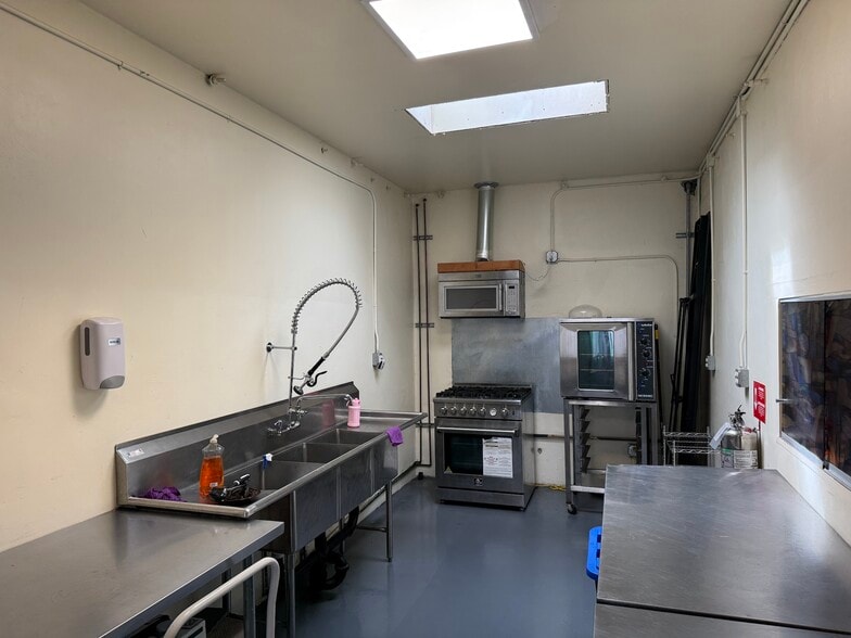 More Photos Of 2618 San Pablo Ave, Berkeley Freestanding For Lease