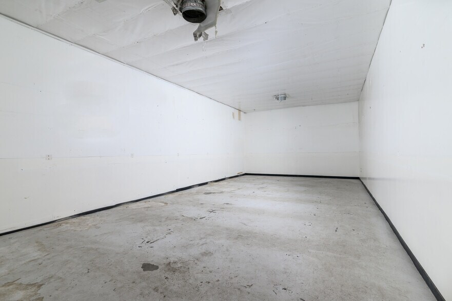 More Photos Of 13900 La Rue St, San Fernando Warehouse For Sale