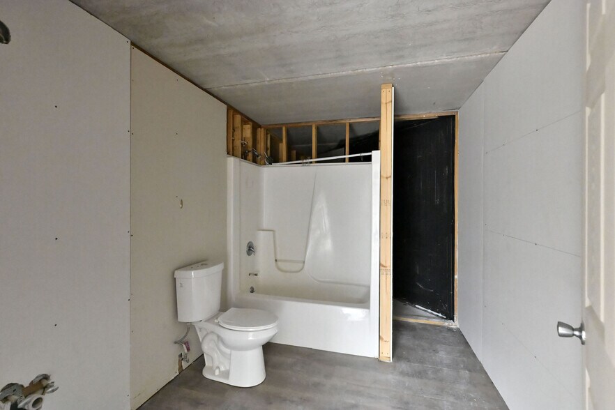 More Photos Of 11706 N Eaton Rd, Hayward Bar For Sale