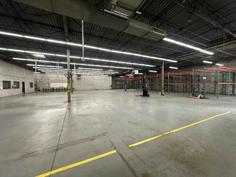 More Photos Of 333 W Hintz Rd, Wheeling Warehouse For Lease