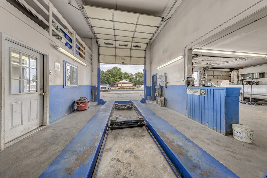 More Photos Of 355 E 7th St, Weiser Auto Dealership For Sale