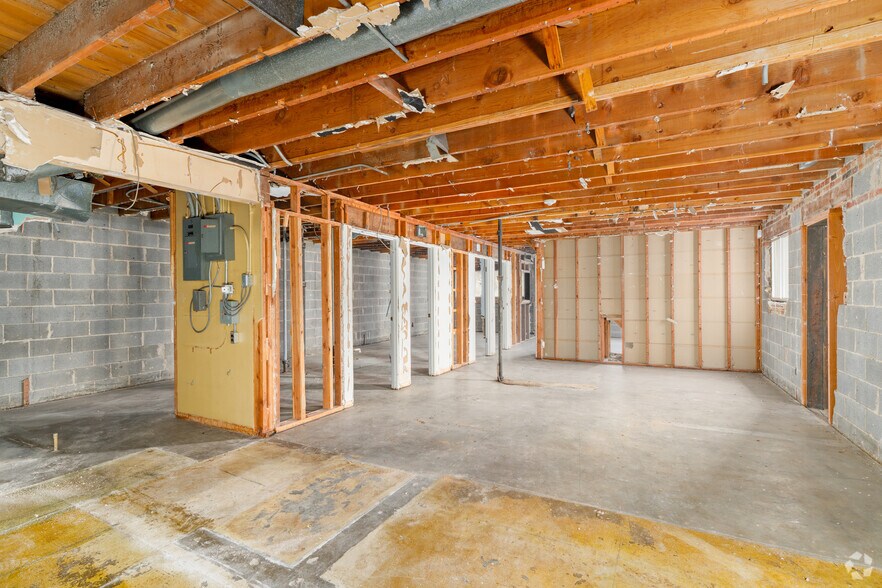 More Photos Of 111 W Lincoln St, Belleville Office For Sale