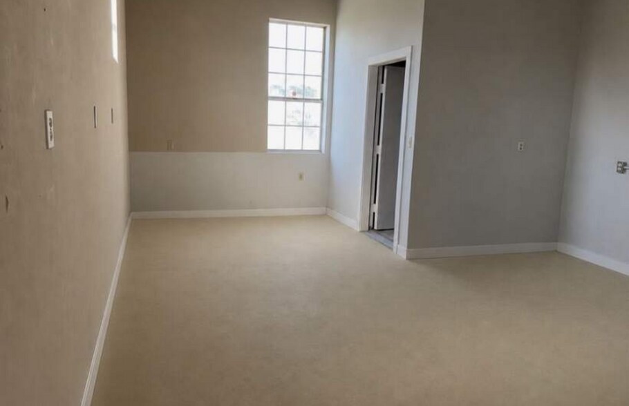 More Photos Of 208 SE Avenue 2 Ave, Atkins Office For Sale