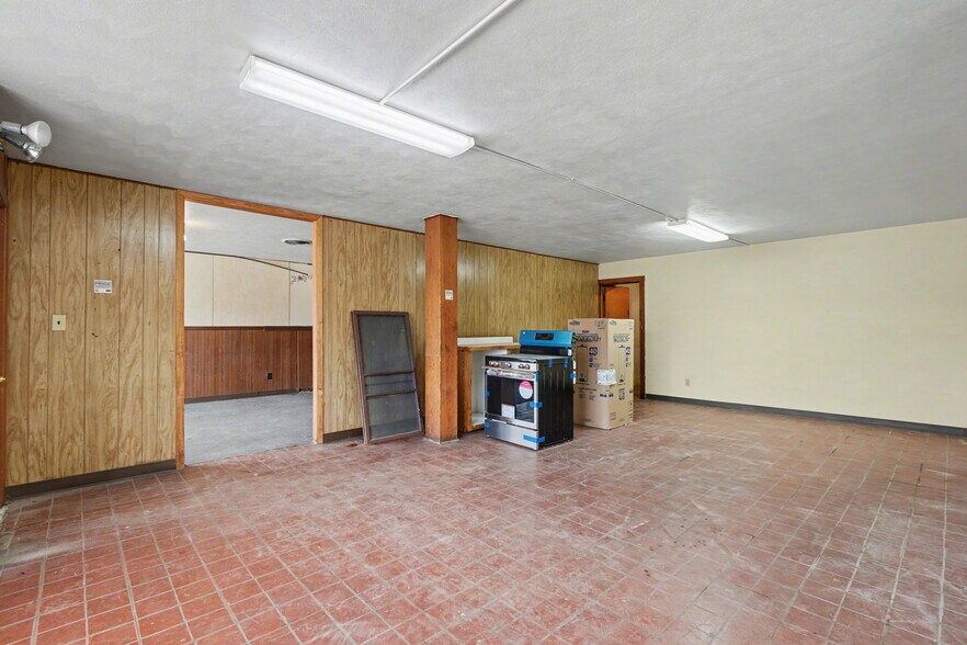 More Photos Of 9420-9424 MO-100, New Haven General Retail For Sale