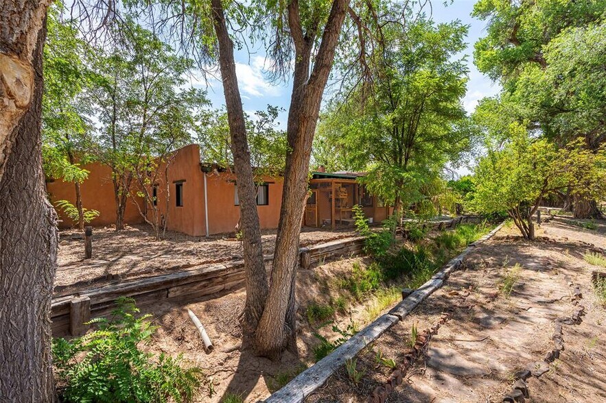 More Photos Of 18 Destierro Trail, Santa Fe Lodge Meeting Hall For Sale