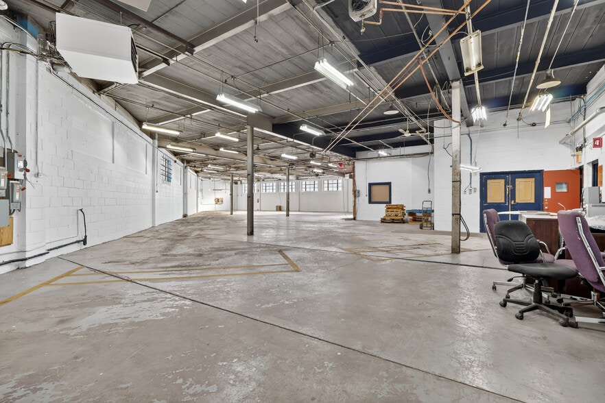 More Photos Of 1025 St Butler, Montréal Distribution For Sale