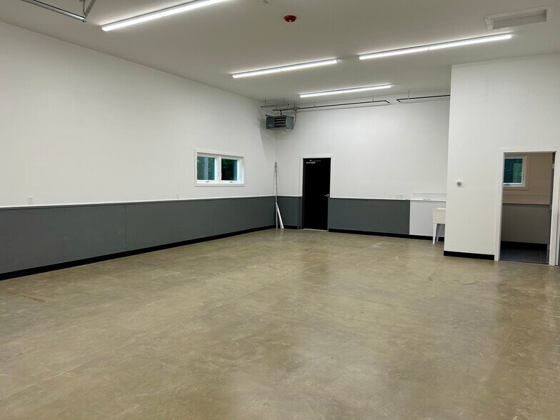 More Photos Of 15 Oneil St, Easthampton Warehouse For Lease