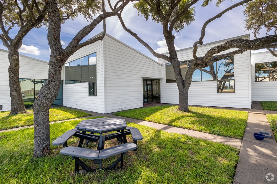 More Photos Of 1733 N Padre Island Dr, Corpus Christi Research And Development For Lease