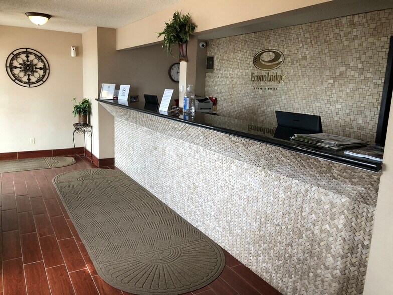 More Photos Of 2600 SE 16th St, Ames Hotel For Sale