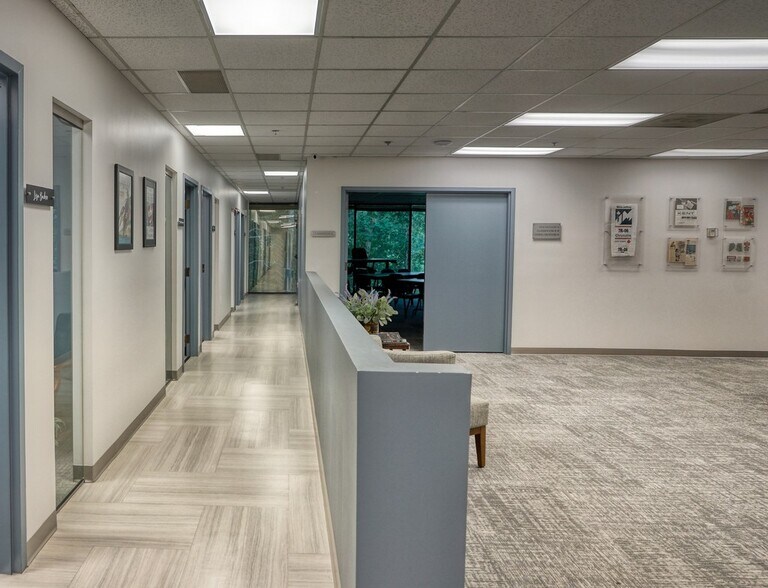 More Photos Of 9755 Dogwood Rd, Roswell Office For Lease