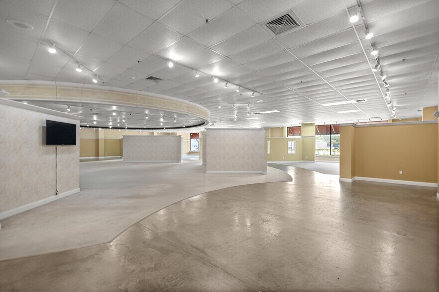 More Photos Of 1211 SW 17th St, Ocala Freestanding For Lease