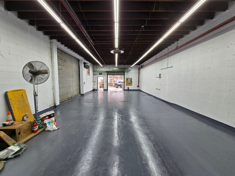 More Photos Of 372 Ten Eyck St, Brooklyn Warehouse For Lease