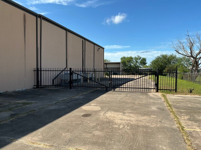 More Photos Of 908 Cecilia St, Alice Warehouse For Lease