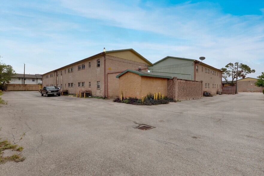 More Photos Of 3501 N Macgregor Way, Houston Apartments For Sale