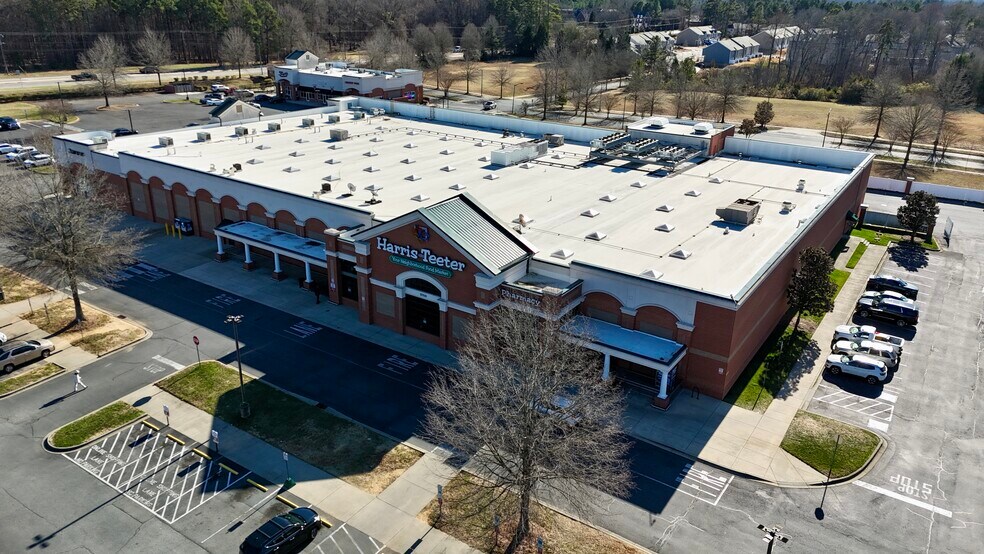 More Photos Of 5706 Wyalong Dr, Charlotte Storefront For Lease