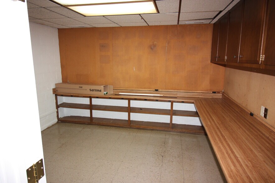 More Photos Of 927 8th Ave, Huntington Veterinarian Kennel For Lease