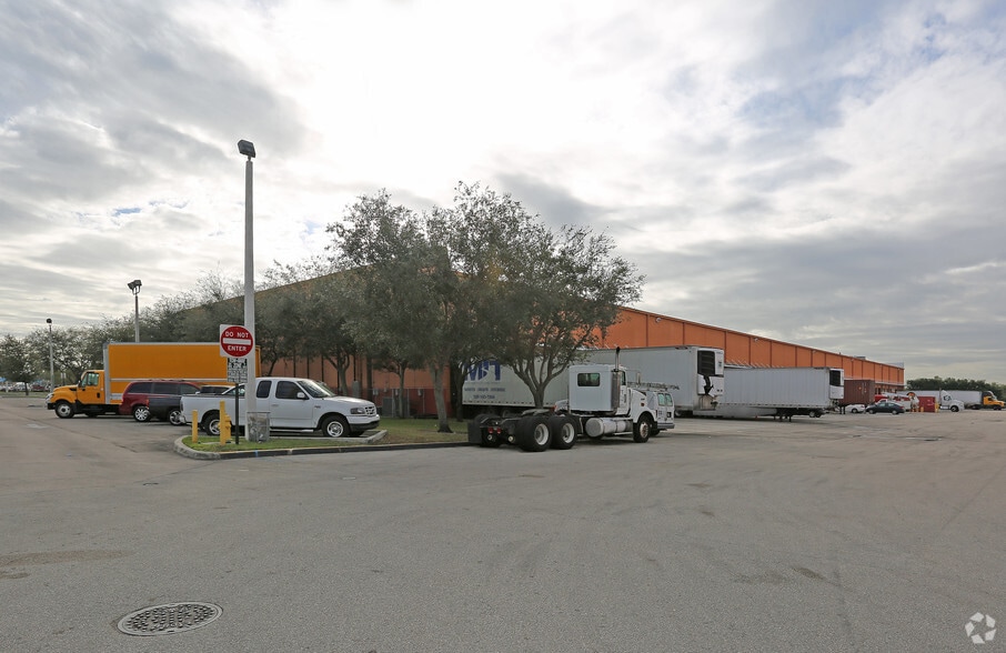 More Photos Of 9601-9667 NW 33rd St, Miami Service For Lease