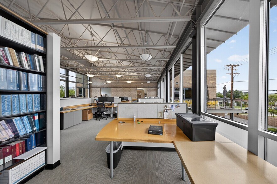 More Photos Of 3500 W Burbank Blvd, Burbank Office For Lease