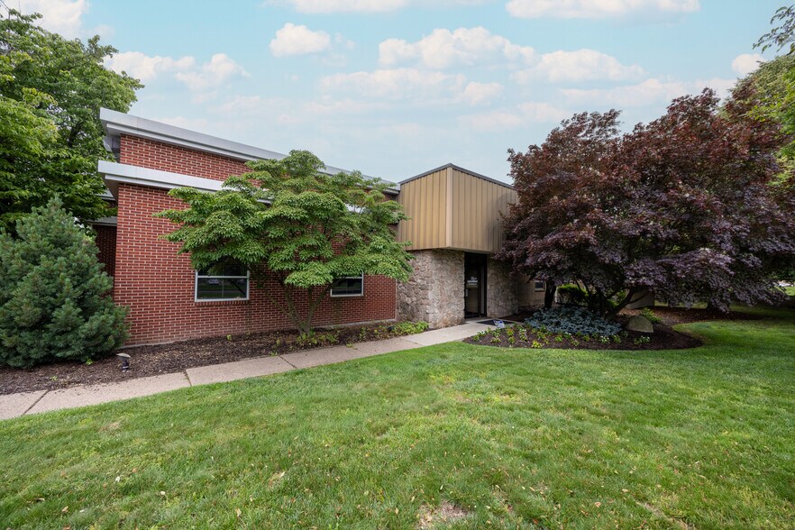 More Photos Of 99 Newbold Rd, Fairless Hills Warehouse For Lease