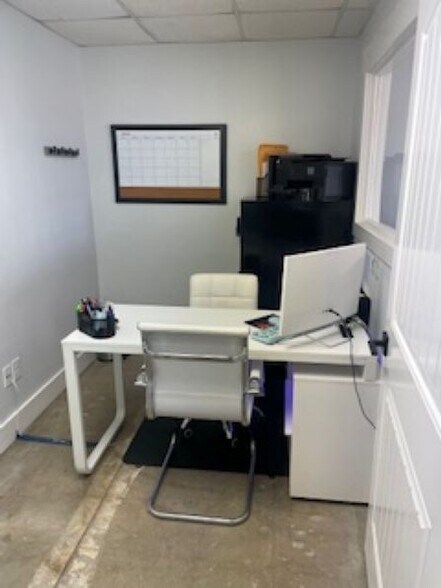 More Photos Of 3241 Franklin Ave, Midland Flex For Lease