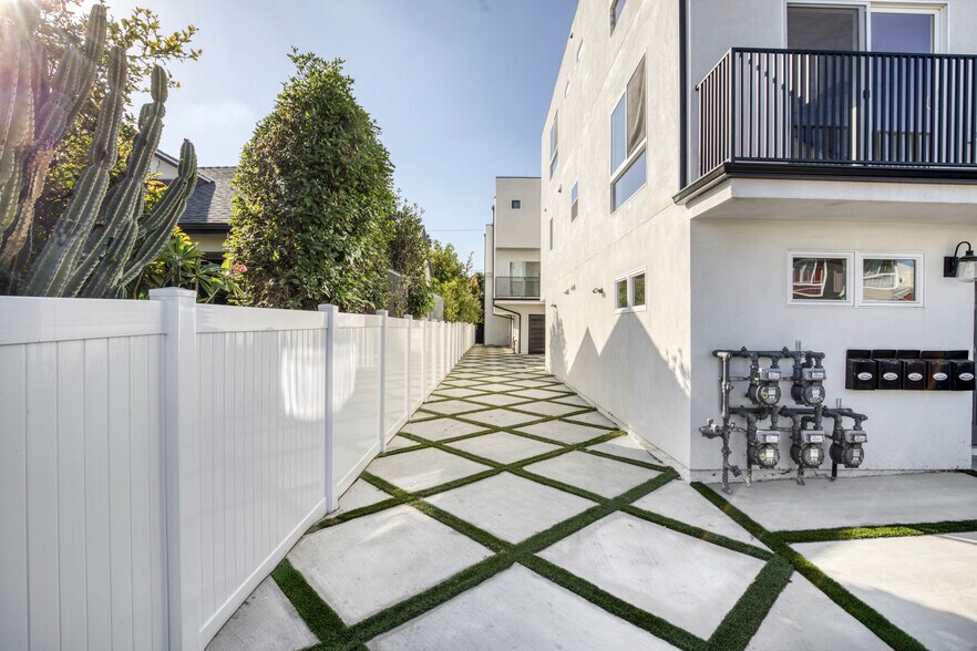 More Photos Of 5436 Romaine St, Los Angeles Apartments For Sale