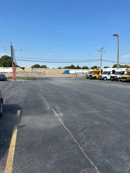 More Photos Of 16725 Van Dam Rd, South Holland Auto Repair For Lease