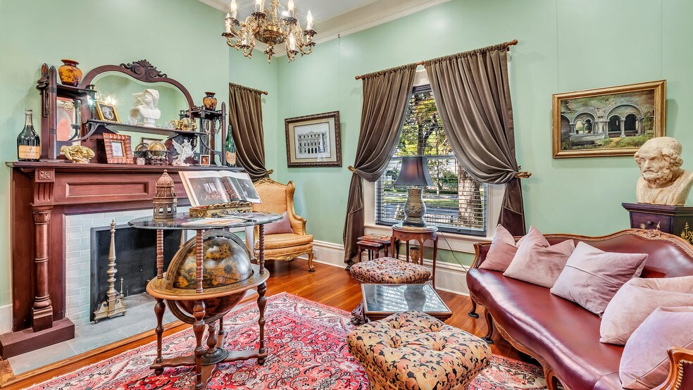 More Photos Of 119 E 37th St, Savannah Restaurant For Sale