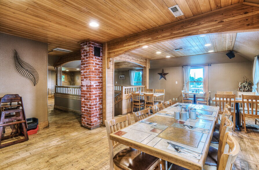 More Photos Of 614 NW Cedar Ave, Redmond Restaurant For Sale