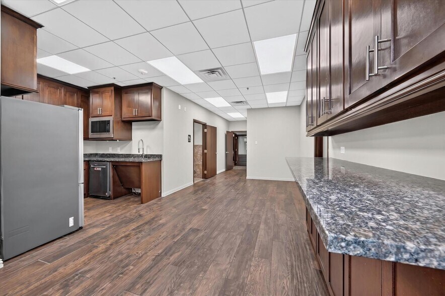 More Photos Of 6200 Stone Hill Farms Pky, Flower Mound Loft Creative Space For Lease