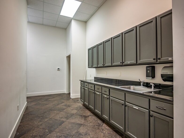 More Photos Of 304 Heritage Dr, Oxford General Retail For Sale